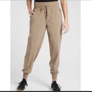 Athleta Camden Travel Jogger Pants Size‎ 8 Tan Lightweight Athleisure Zip Pocket